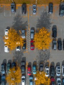 Auto parcheggiate in un'area di sosta intelligente gestita con l'App Mobipar per una mobilità sostenibile e smart city